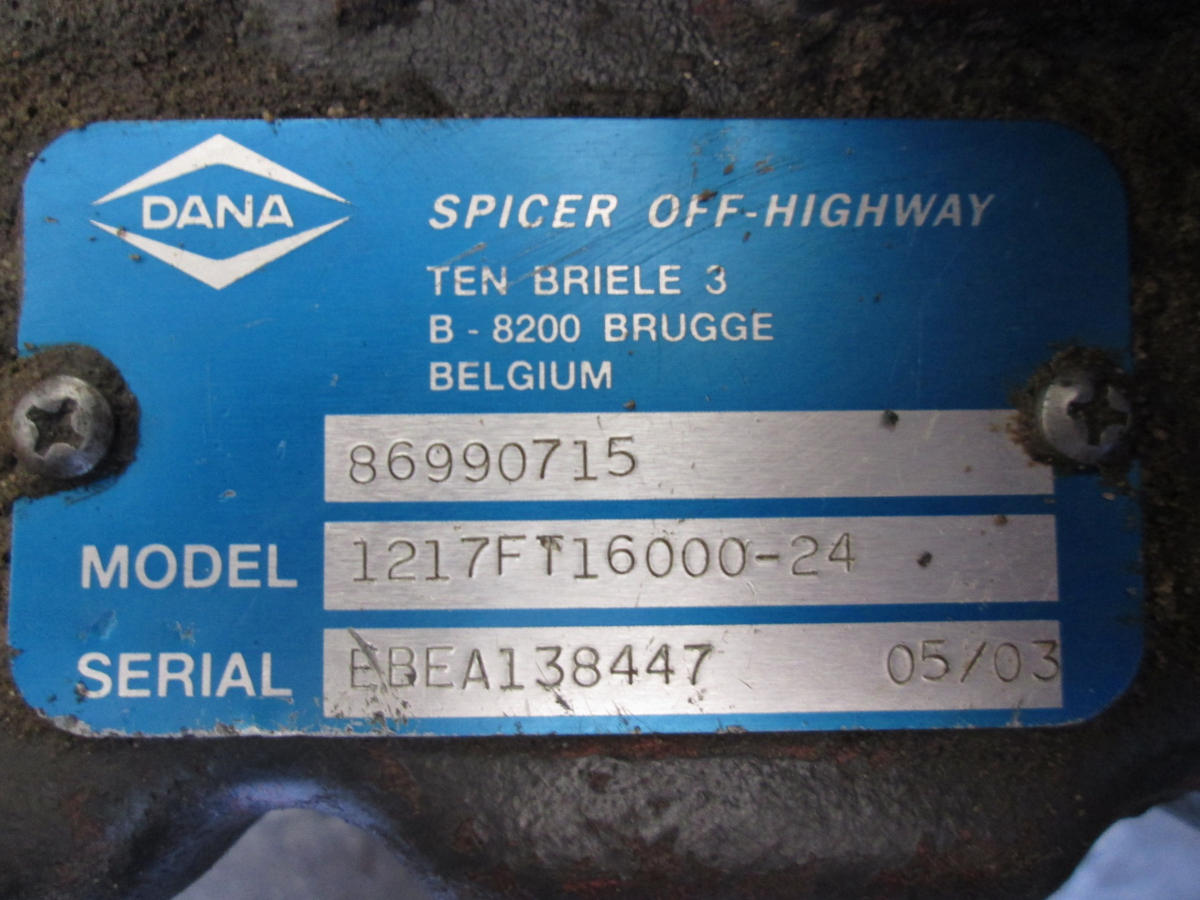 Фирменная табличка на коробке передач у грузовика